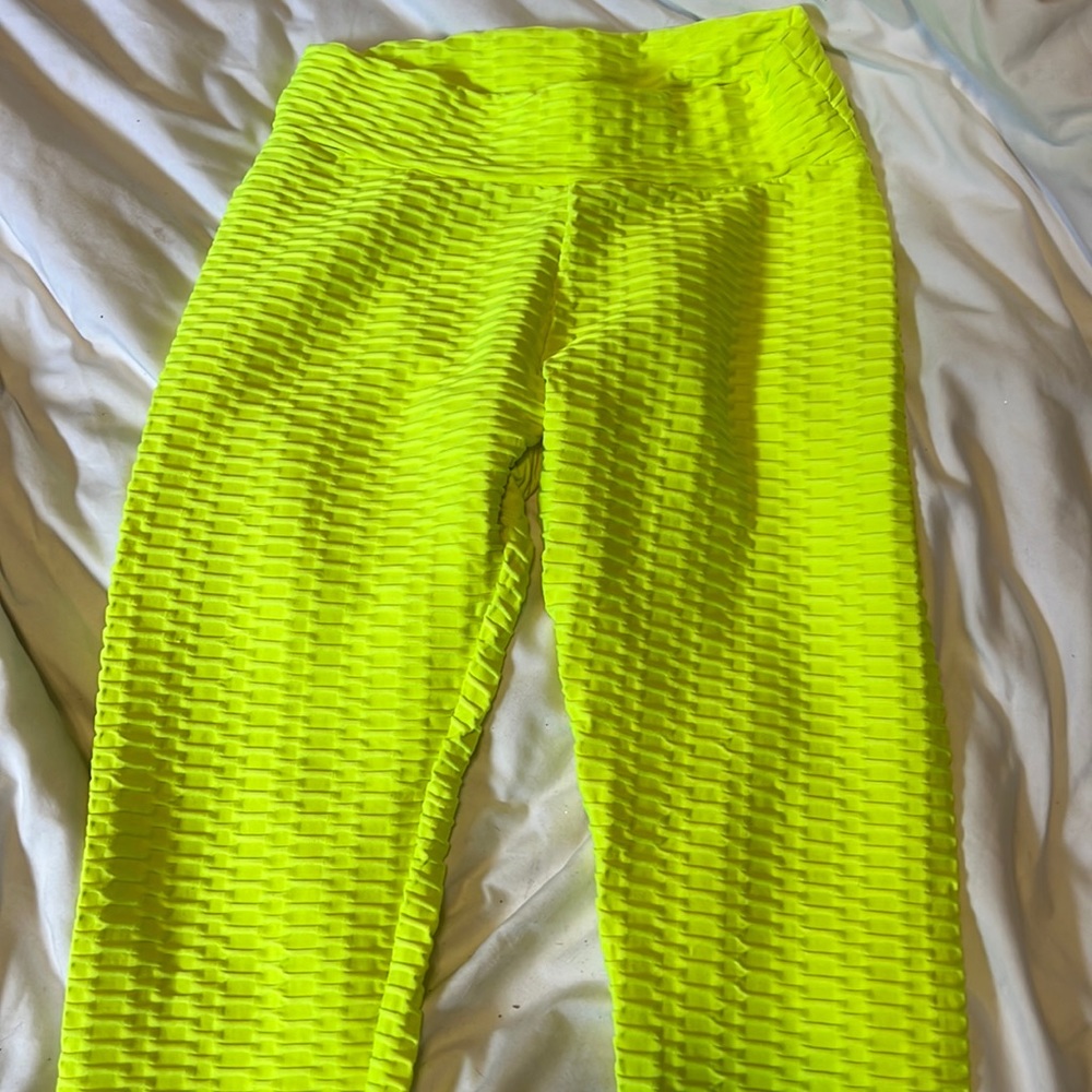 Neon yellow tiktok scrunch leggings